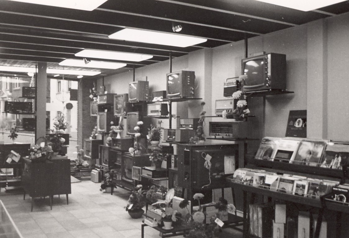 Historische Obbink-winkel in Winterswijk met radio’s en televisies