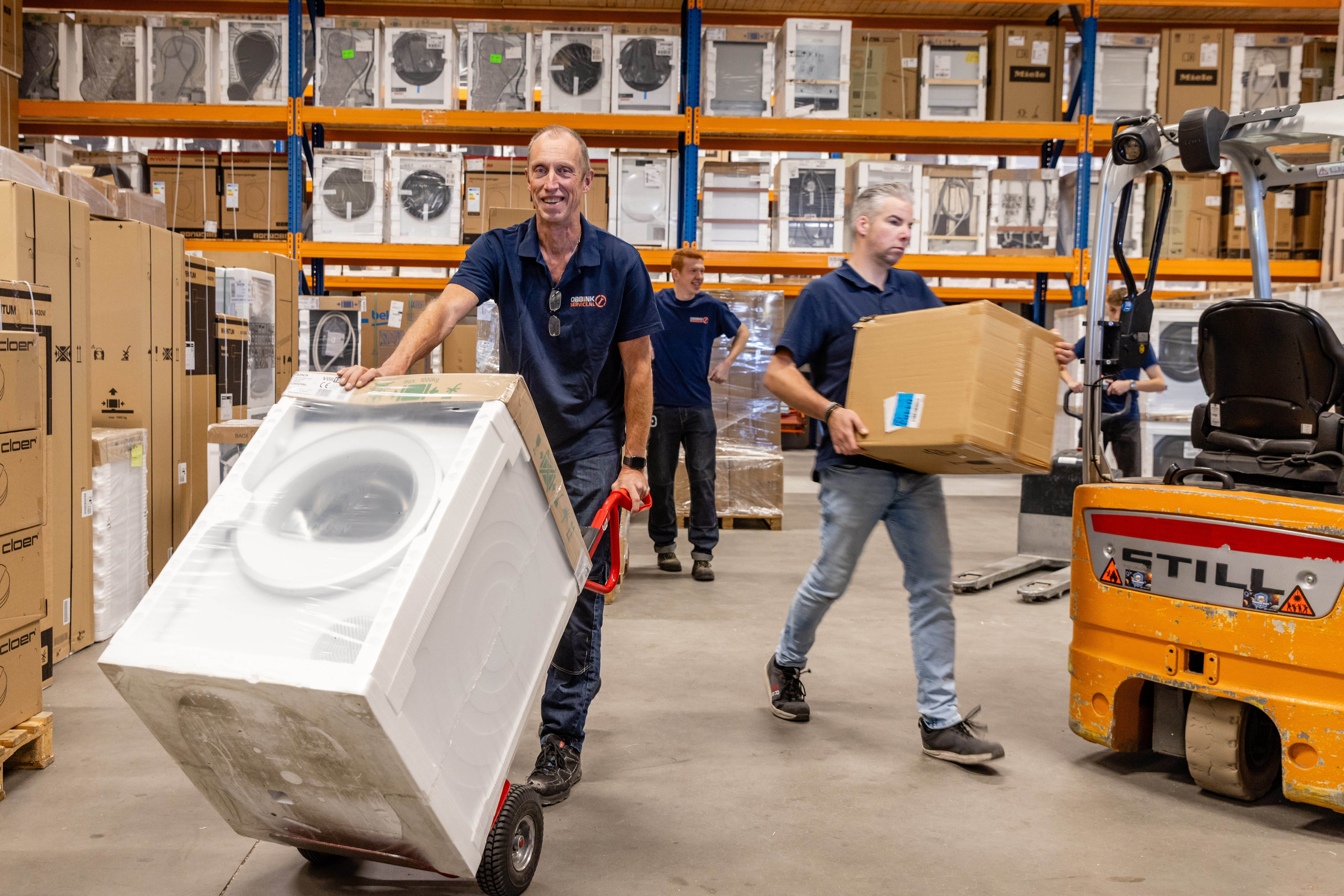 Obbink Service medewerkers bereiden apparatuur voor installatie voor