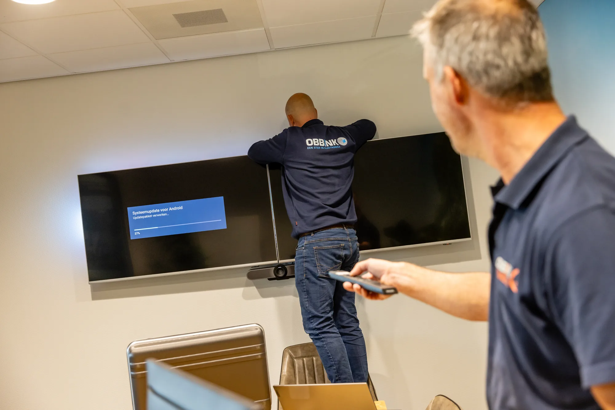 Montage en afwerking van een audiovisuele installatie