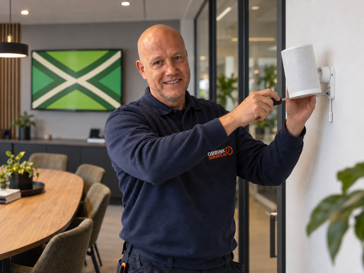 Dennis van Obbink Service monteert een Sonos-speaker
