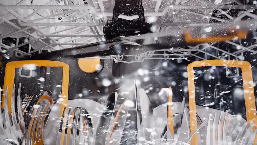Binnenzijde van een Miele Professional vaatwasser tijdens het afwassen