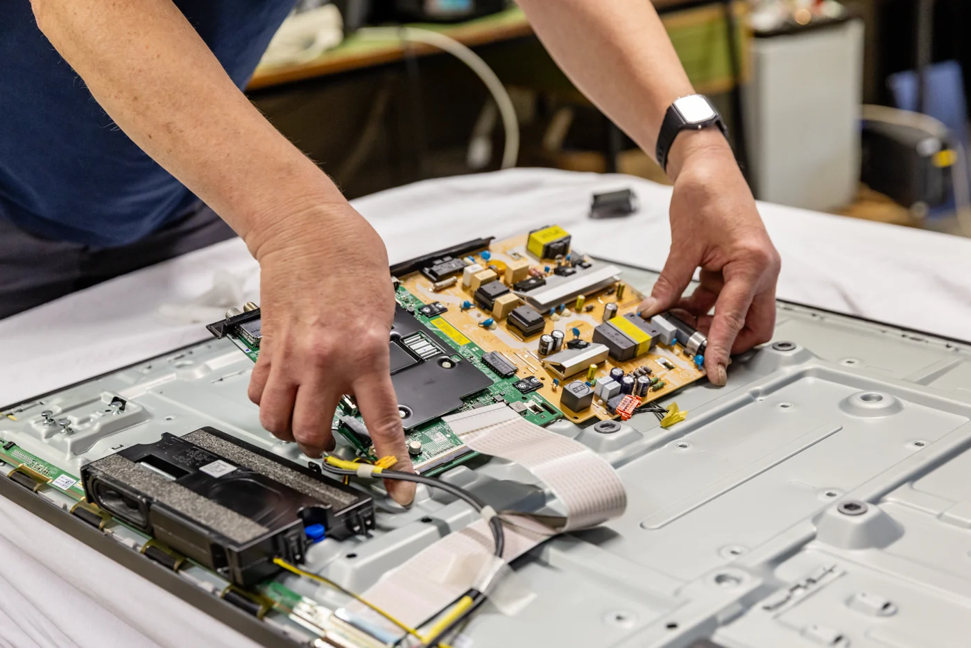 Reparatiewerk aan de elektronica van een geopend beeldscherm